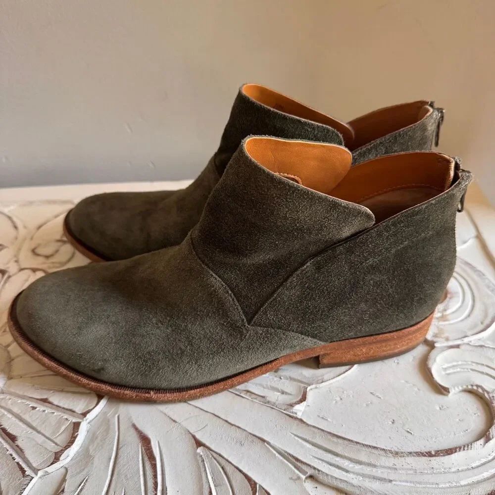Kork-Ease Ryder suede ankle boots in a dark green ardesia color size 10